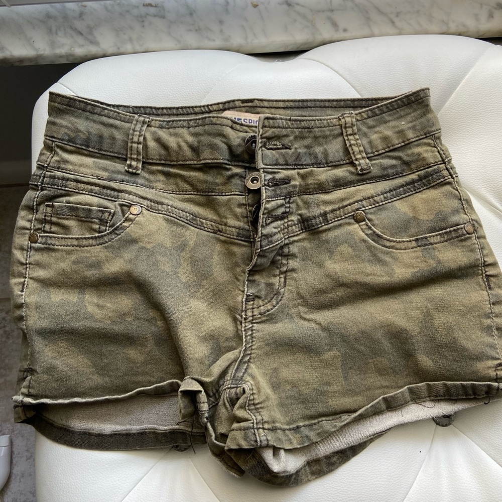 Semi High Waist camo shorts